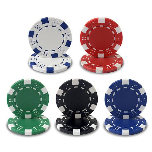 Poker chips: wit, rood, groen, zwart en blauw